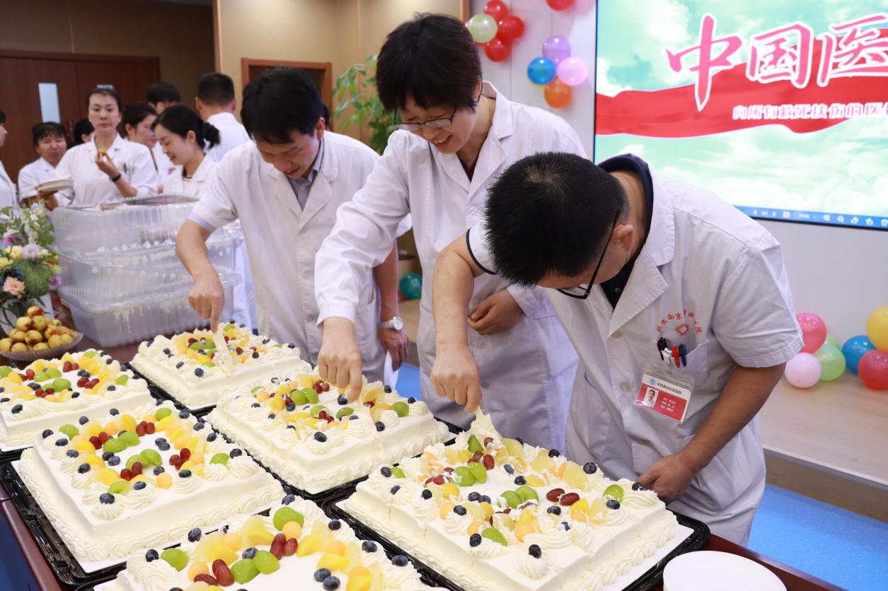 重溫誓言 分(fēn)享甜蜜：我院舉行(xíng)2025年(nián)中國(guó)醫(yī)師(shī)節慶祝活動(圖9)